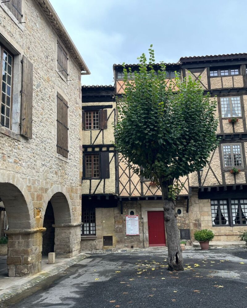 Alet Place République Place du village médiéval Alet-les-Bains cité médiévale monuments historiques